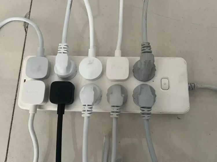 插线板用错会起火？快自查！家里有的尽快扔掉