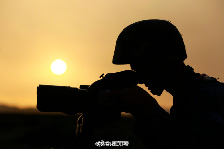 大漠砺兵！落日余晖下的戍边剪影好震撼
