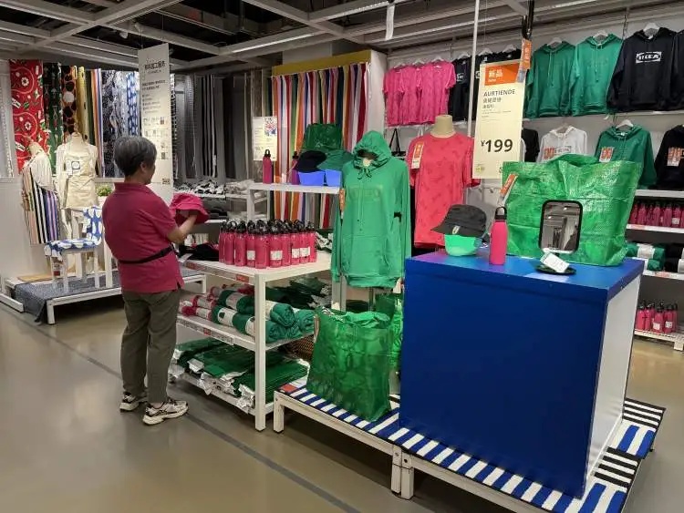 宜家卖衣服被网友吐槽：就我觉得丑吗？这颜色真的一言难尽...