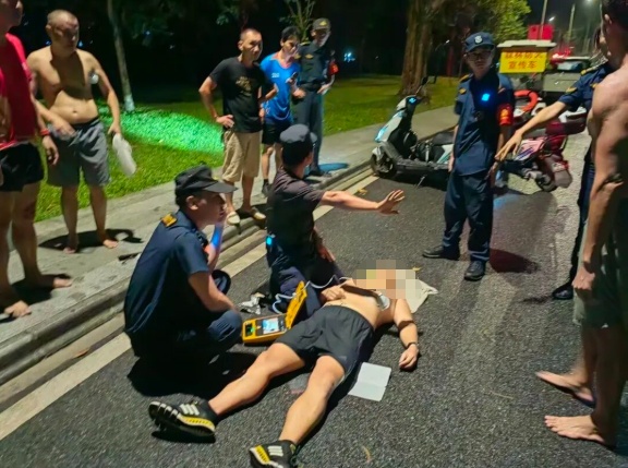 “教科书式”抢救！男子运动时心脏骤停，保安10分钟跪地施救“抢”回生命