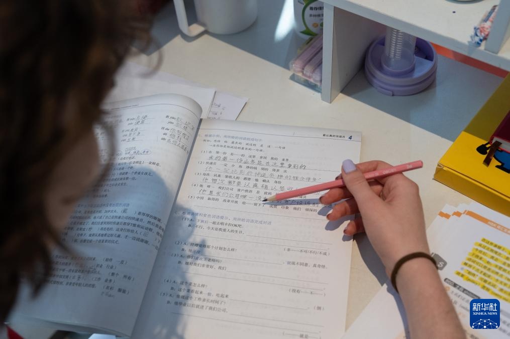 “她”力量丨击剑馆里的“洋教练”:点亮萌娃的击剑梦 “她”力量丨击剑馆里的“洋教练”:点亮萌娃的击剑梦