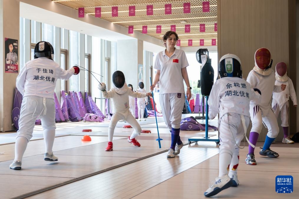 “她”力量丨击剑馆里的“洋教练”:点亮萌娃的击剑梦 “她”力量丨击剑馆里的“洋教练”:点亮萌娃的击剑梦