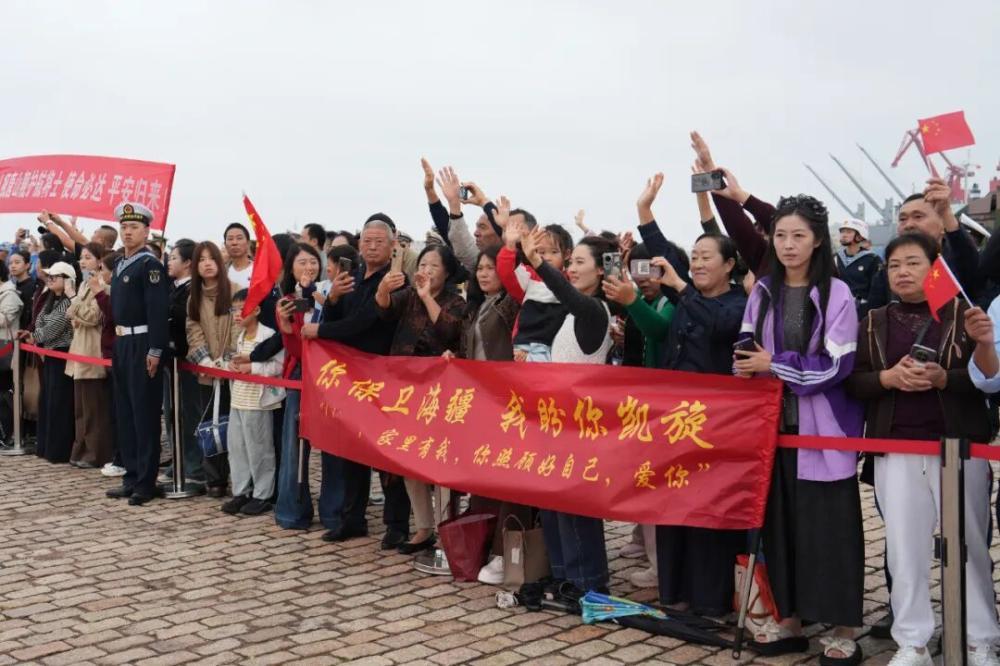 中国海军第48批护航编队解缆起航 中国海军第48批护航编队解缆起航