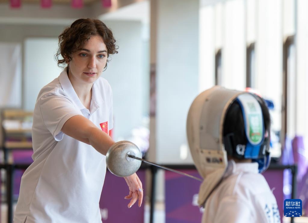 “她”力量丨击剑馆里的“洋教练”:点亮萌娃的击剑梦 “她”力量丨击剑馆里的“洋教练”:点亮萌娃的击剑梦