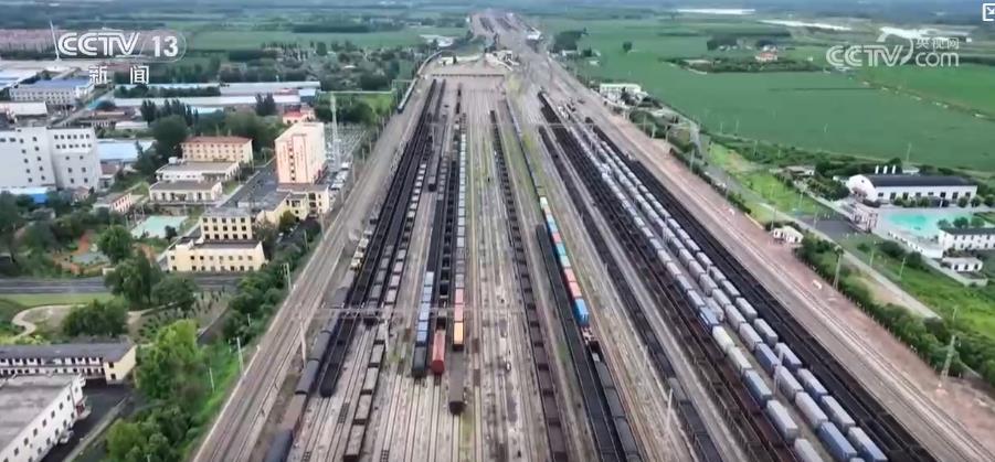 全国铁路调图：更多复兴号实现350公里高标运行 多地旅行时间大幅压缩