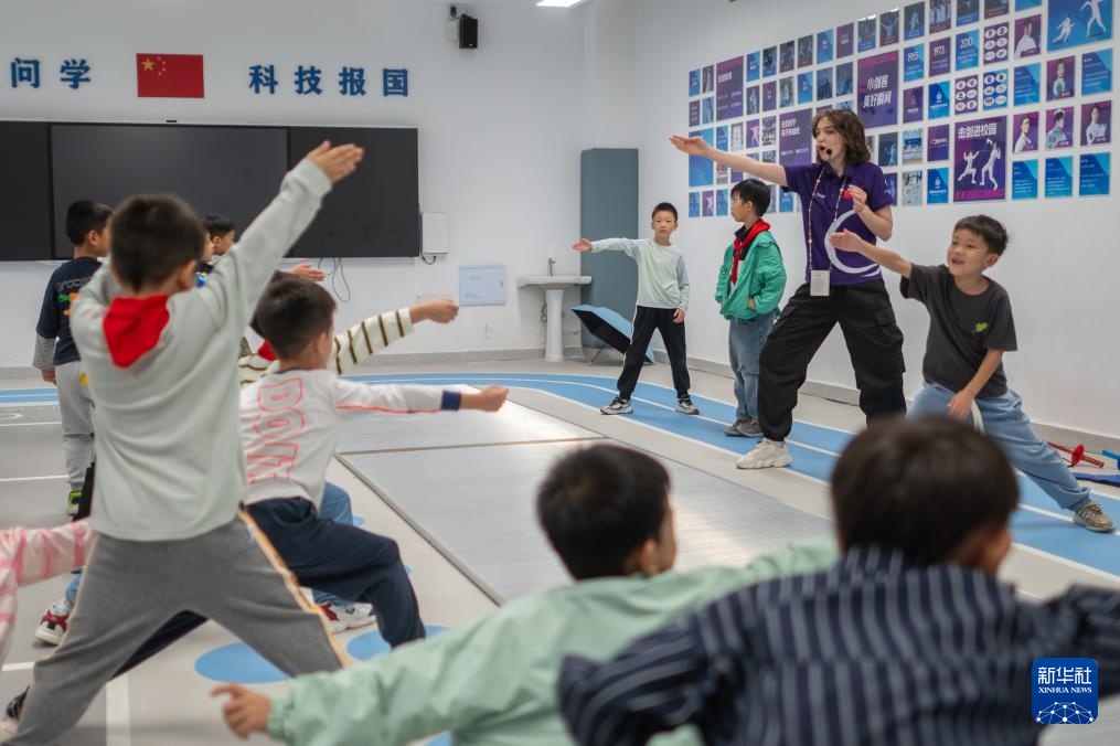 “她”力量丨击剑馆里的“洋教练”:点亮萌娃的击剑梦 “她”力量丨击剑馆里的“洋教练”:点亮萌娃的击剑梦
