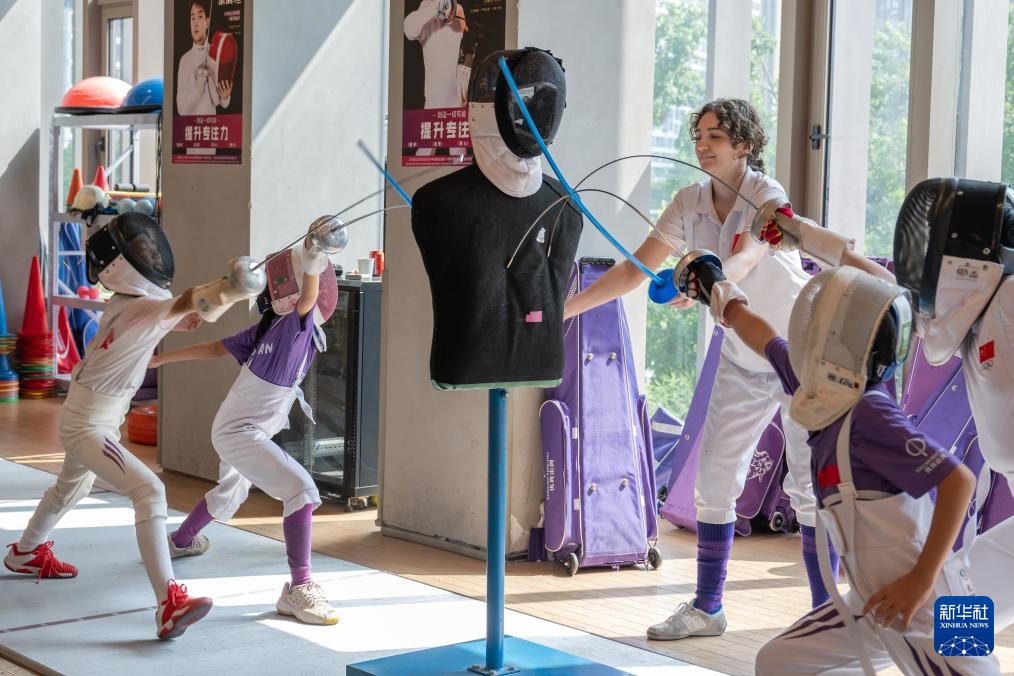 “她”力量丨击剑馆里的“洋教练”:点亮萌娃的击剑梦 “她”力量丨击剑馆里的“洋教练”:点亮萌娃的击剑梦