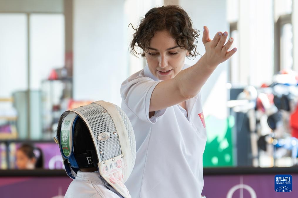 “她”力量丨击剑馆里的“洋教练”:点亮萌娃的击剑梦 “她”力量丨击剑馆里的“洋教练”:点亮萌娃的击剑梦