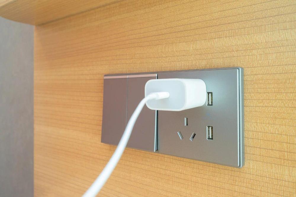 充电器一直不拔有多可怕 不要再这样充电了 充电器一直不拔有多可怕 不要再这样充电了