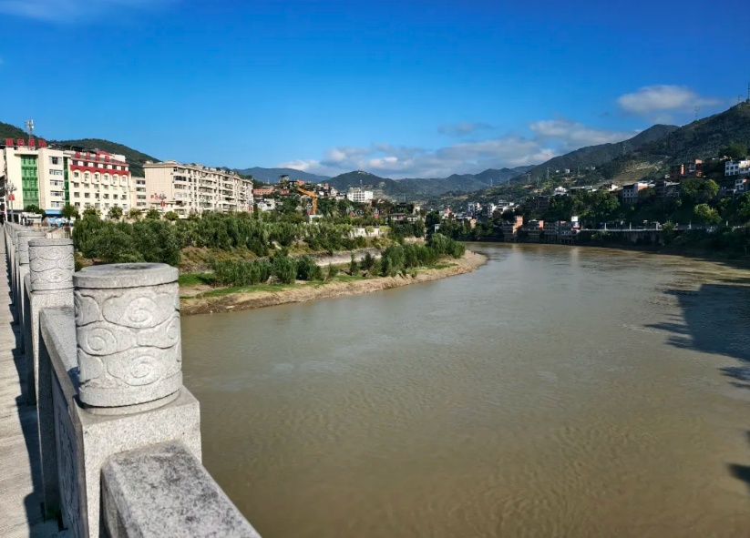 结婚当天跳河男子遗体已找到，还穿着有名字的定制婚服