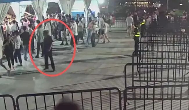 强推无票歌迷过闸机，一黄牛周杰伦演唱会现场被拘