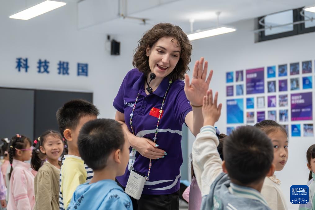 “她”力量丨击剑馆里的“洋教练”:点亮萌娃的击剑梦 “她”力量丨击剑馆里的“洋教练”:点亮萌娃的击剑梦