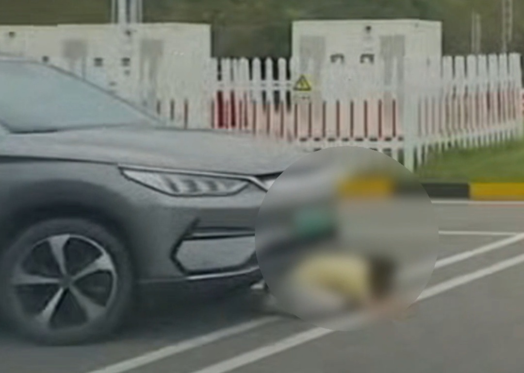 惊险！小女孩被越野车撞倒碾压，众多好心人飞奔抬车救人