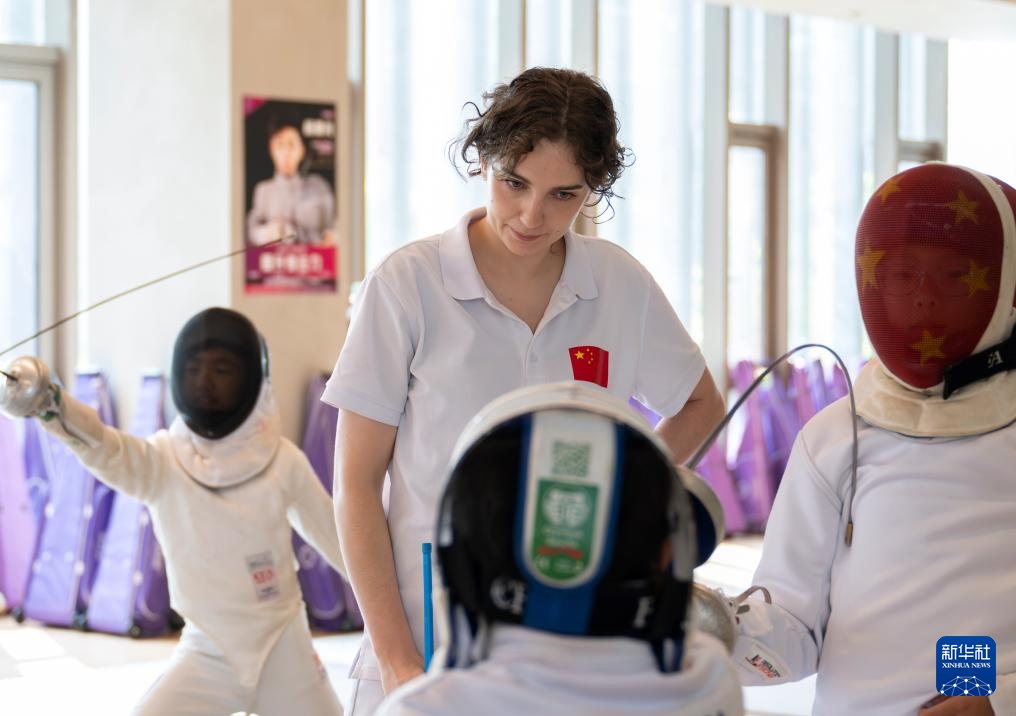 “她”力量丨击剑馆里的“洋教练”:点亮萌娃的击剑梦 “她”力量丨击剑馆里的“洋教练”:点亮萌娃的击剑梦