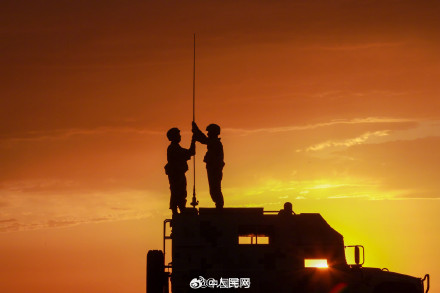 大漠砺兵！落日余晖下的戍边剪影好震撼