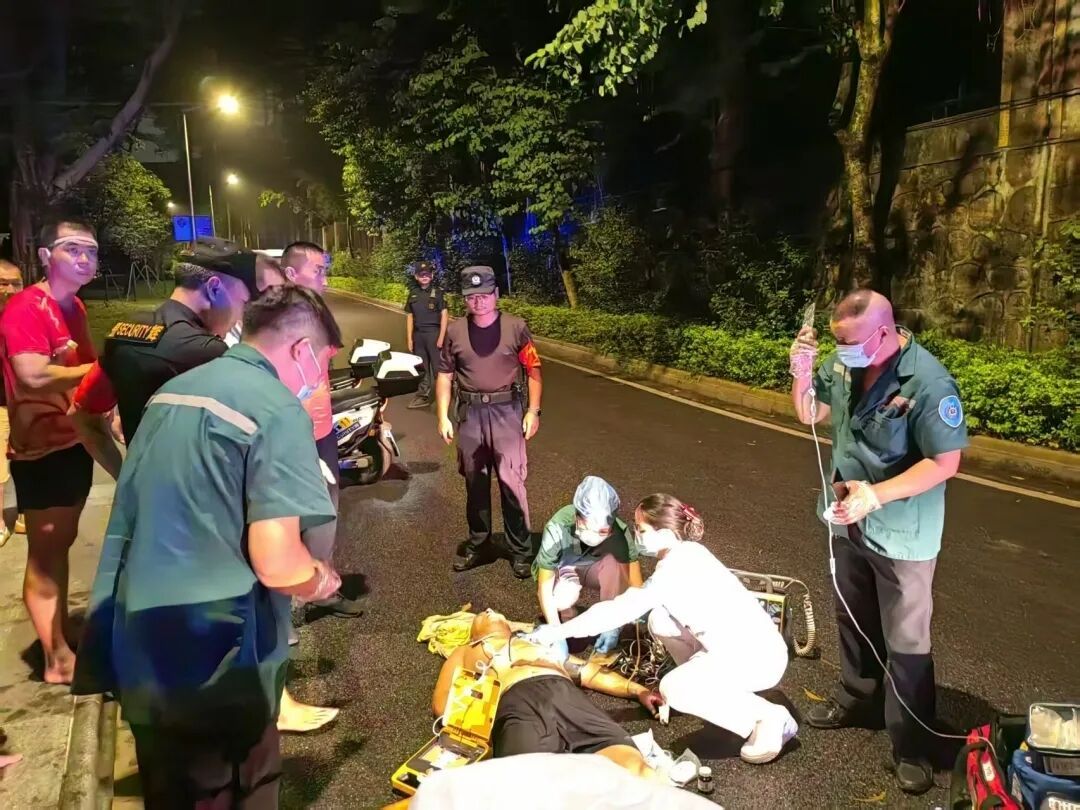 “教科书式”抢救！男子运动时心脏骤停，保安10分钟跪地施救“抢”回生命