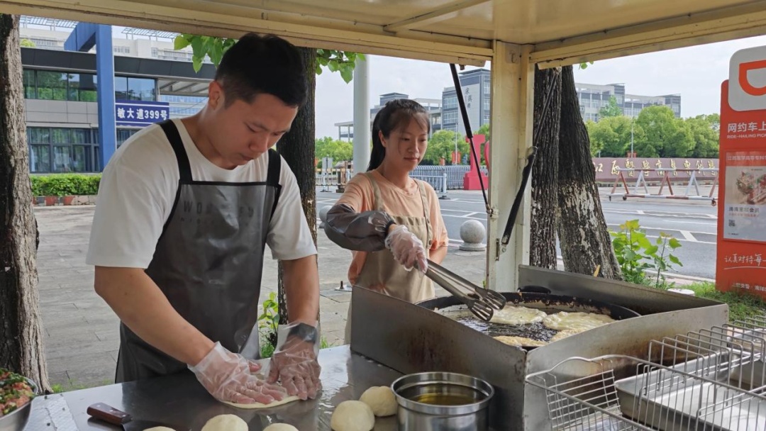 从不吆喝却排长队！这个煎饼摊的暖心暗号：用手指一指