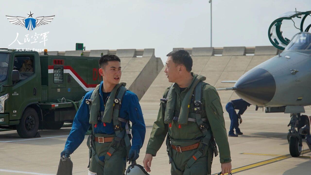 “推背感”绝了!新飞行学员高教机首飞奔向蓝天 “推背感”绝了!新飞行学员高教机首飞奔向蓝天