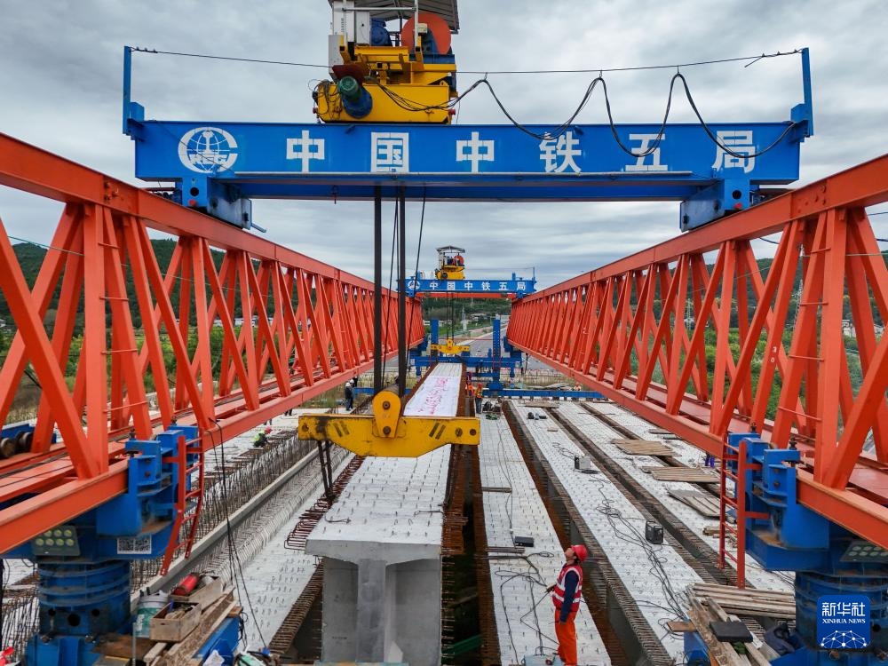京昆高速广绵扩容工程绵阳段完成架梁