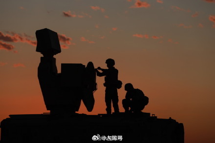 金色晚霞下的大漠砺兵剪影