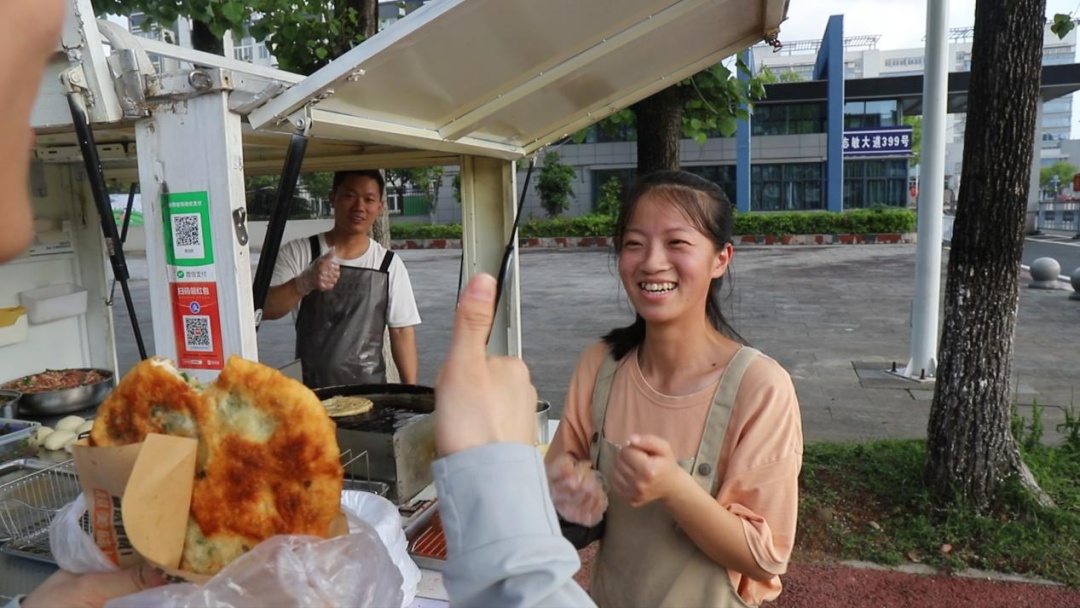 从不吆喝却排长队！这个煎饼摊的暖心暗号：用手指一指