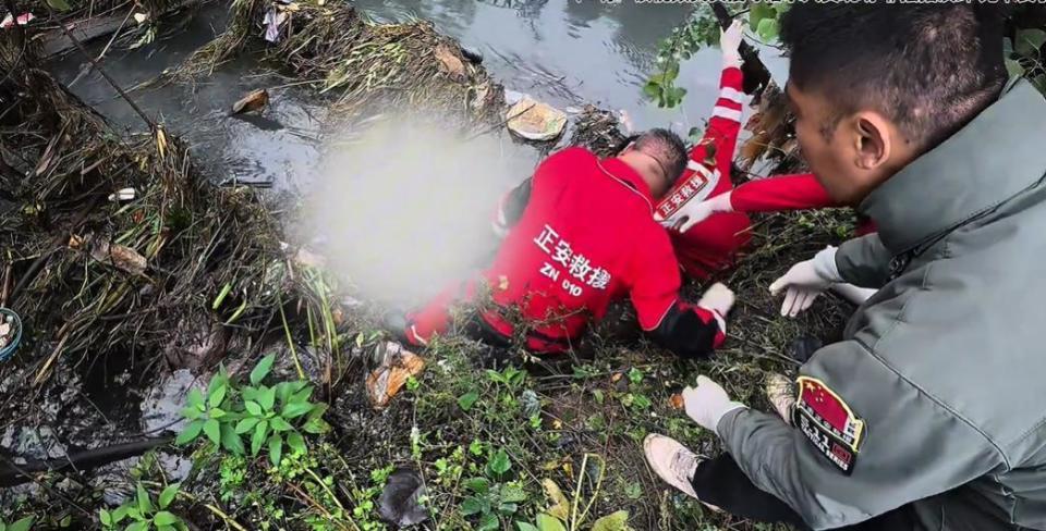 下肢瘫痪多年男子跳河，死前把手机里钱转给妹妹，父亲跪地致谢救援队