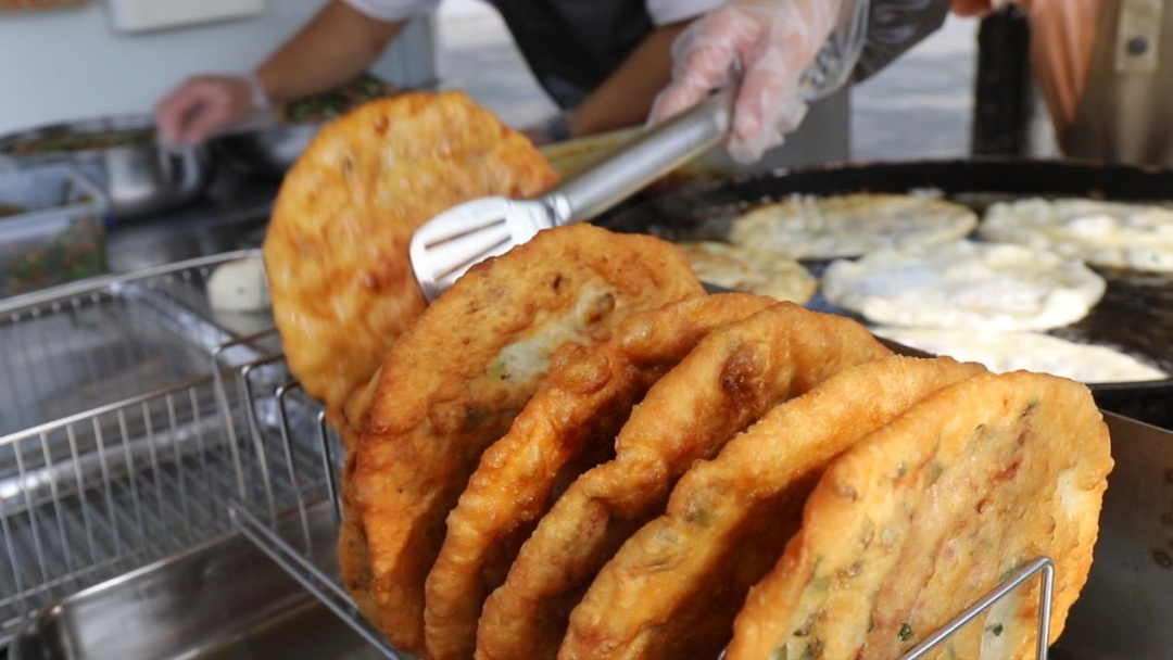 从不吆喝却排长队！这个煎饼摊的暖心暗号：用手指一指
