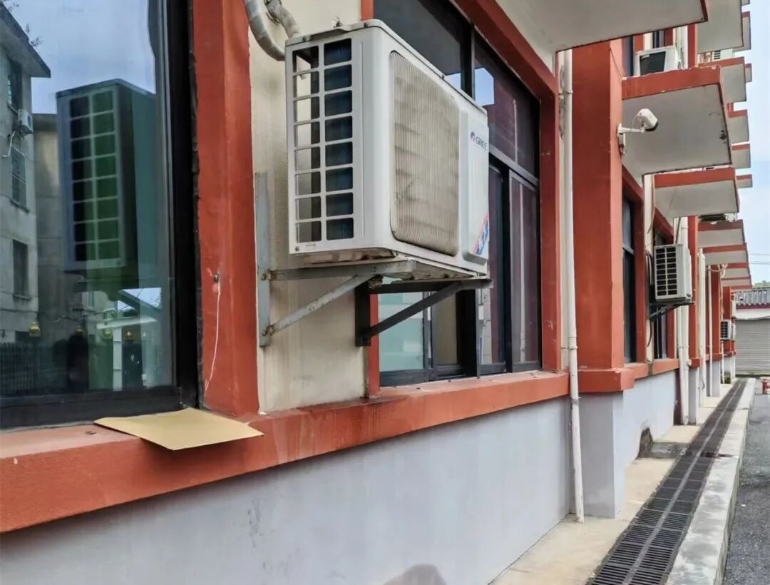 被医院空调外机架磕伤头部，医院是否要担责？