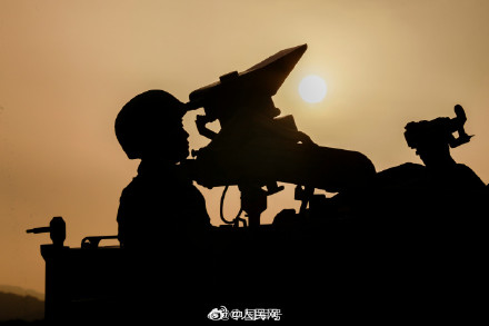 金色晚霞下的大漠砺兵剪影