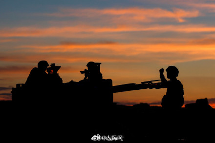 金色晚霞下的大漠砺兵剪影