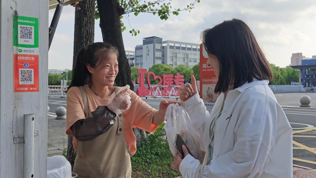 从不吆喝却排长队！这个煎饼摊的暖心暗号：用手指一指