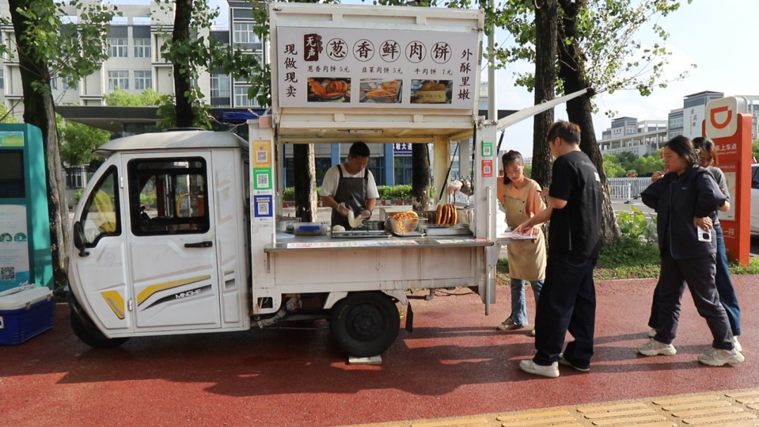 从不吆喝却排长队！这个煎饼摊的暖心暗号：用手指一指