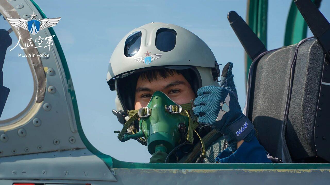 “推背感”绝了!新飞行学员高教机首飞奔向蓝天 “推背感”绝了!新飞行学员高教机首飞奔向蓝天