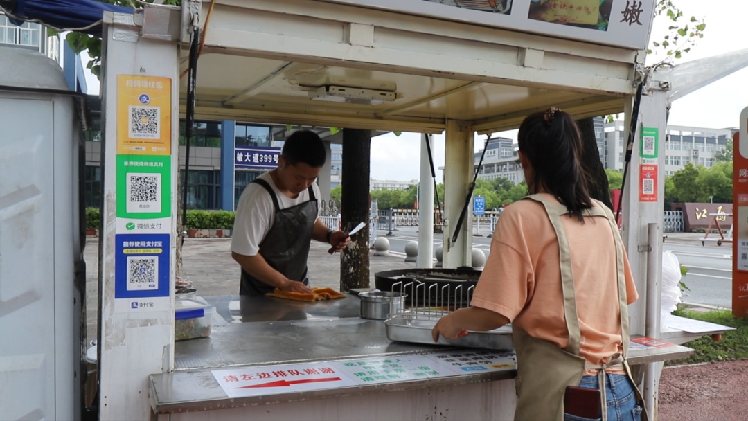 从不吆喝却排长队！这个煎饼摊的暖心暗号：用手指一指