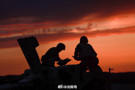 金色晚霞下的大漠砺兵剪影