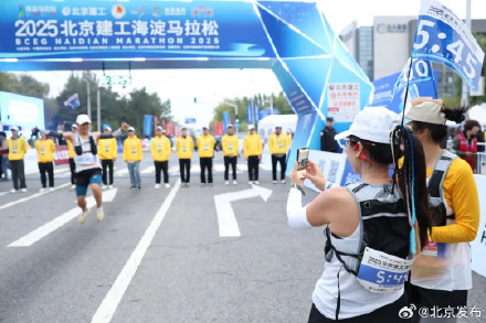 多图直击！2025海淀马拉松鸣枪开跑