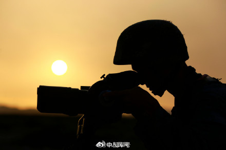 金色晚霞下的大漠砺兵剪影