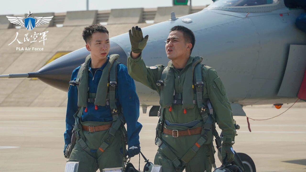 “推背感”绝了!新飞行学员高教机首飞奔向蓝天 “推背感”绝了!新飞行学员高教机首飞奔向蓝天