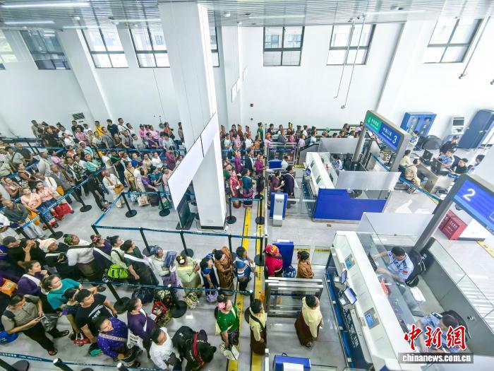 中缅边境打洛口岸单日出入境旅客破万人次 中缅边境打洛口岸单日出入境旅客破万人次