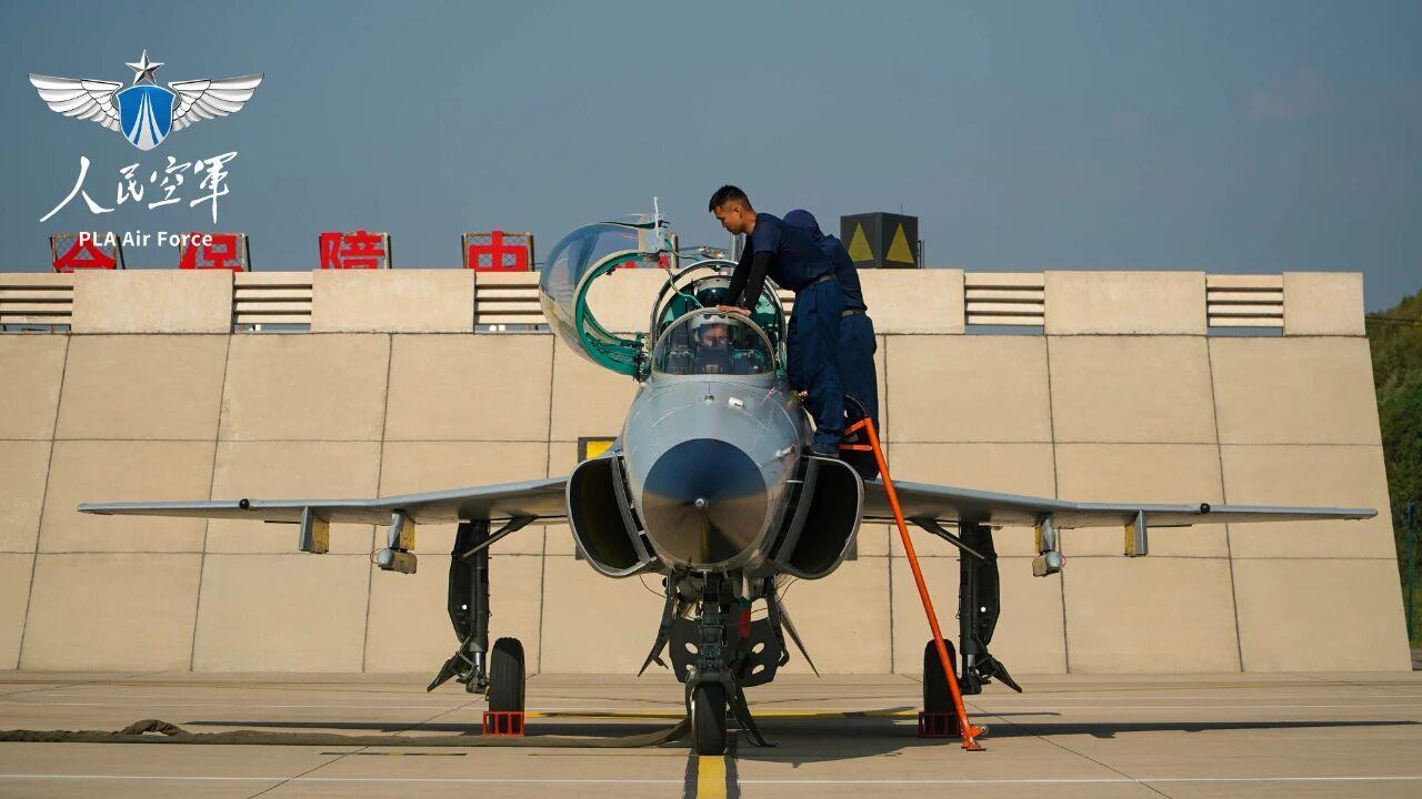 “推背感”绝了!新飞行学员高教机首飞奔向蓝天 “推背感”绝了!新飞行学员高教机首飞奔向蓝天