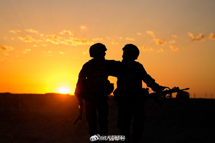 金色晚霞下的大漠砺兵剪影