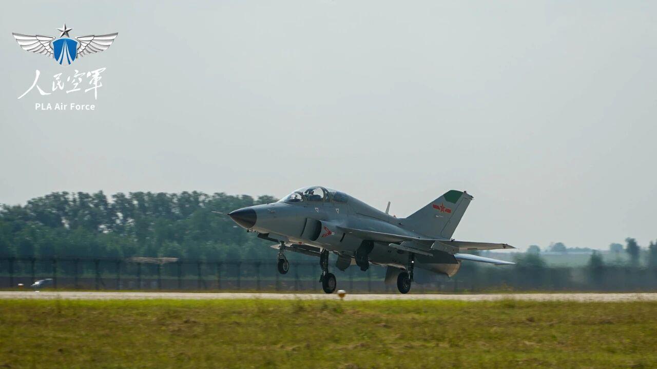 “推背感”绝了!新飞行学员高教机首飞奔向蓝天 “推背感”绝了!新飞行学员高教机首飞奔向蓝天