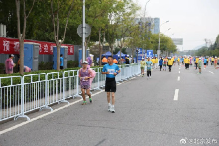 多图直击！2025海淀马拉松鸣枪开跑