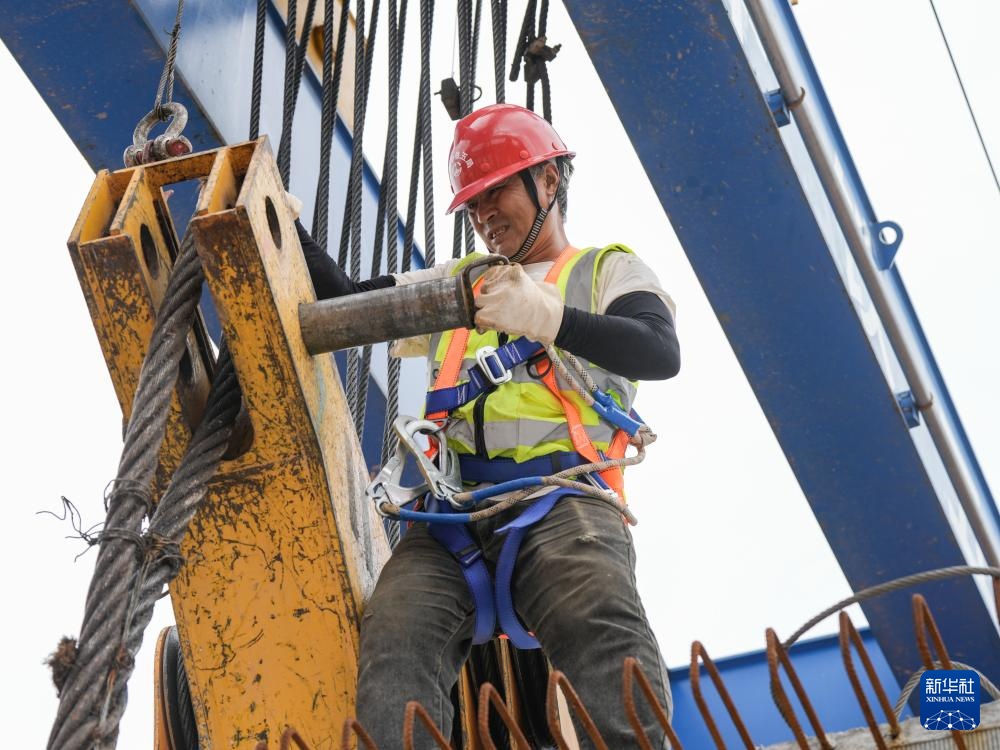 京昆高速广绵扩容工程绵阳段完成架梁