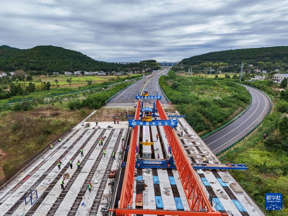 京昆高速广绵扩容工程绵阳段完成架梁