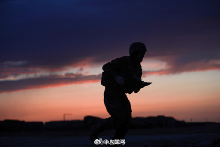 金色晚霞下的大漠砺兵剪影