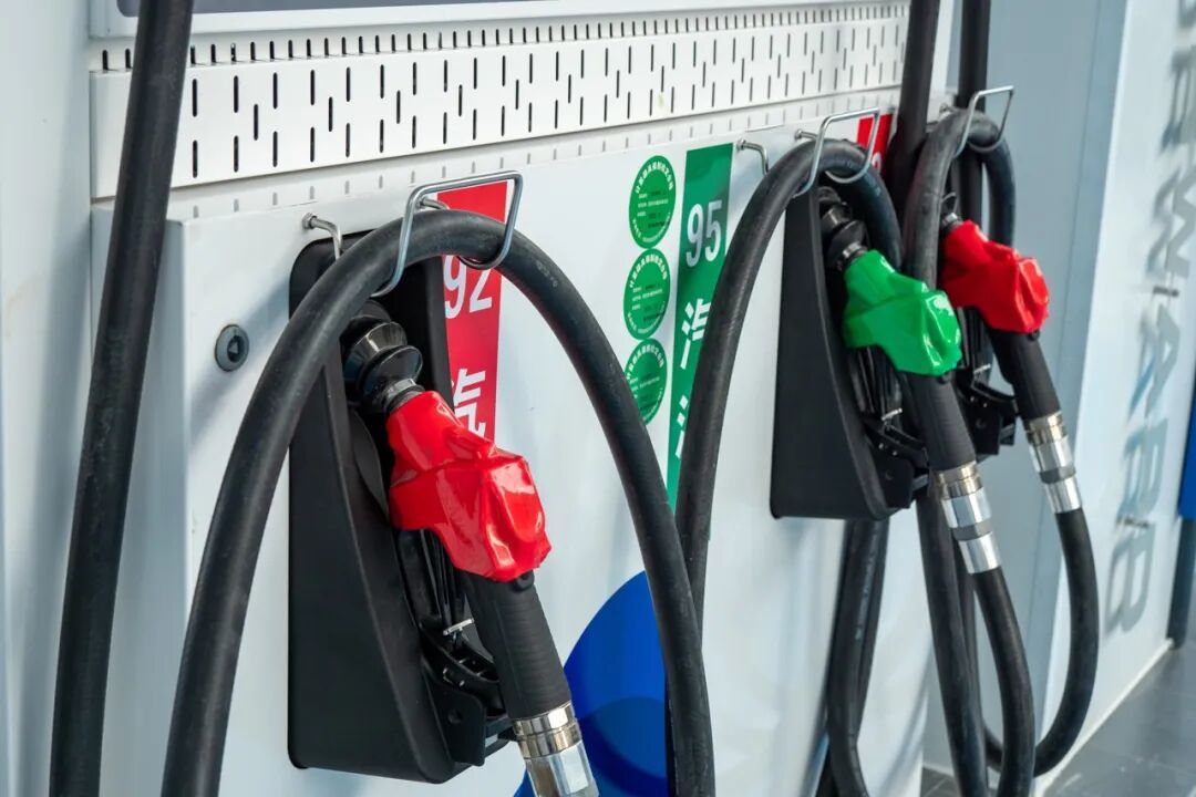 “95的车错加了92汽油！赶紧兑点98？官方提醒：千万别！