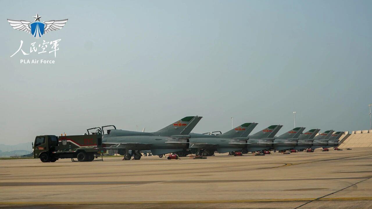 “推背感”绝了!新飞行学员高教机首飞奔向蓝天 “推背感”绝了!新飞行学员高教机首飞奔向蓝天