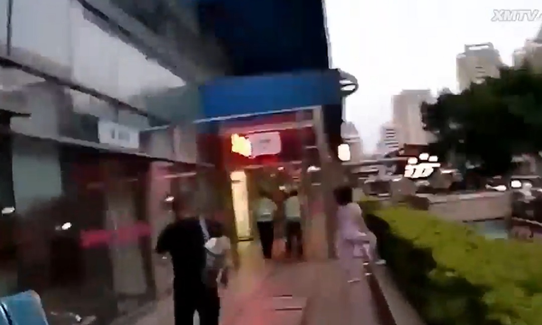 泉州三岁女童高烧不退，来厦就医！晚高峰交警紧急开道