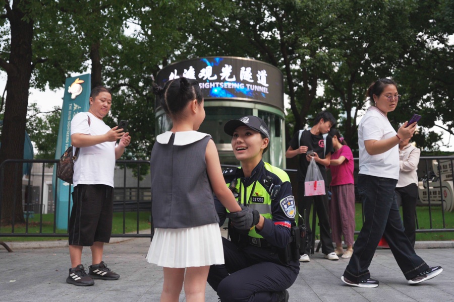 走近上海“网红警察”：流量漩涡中，他们的坚守与抉择